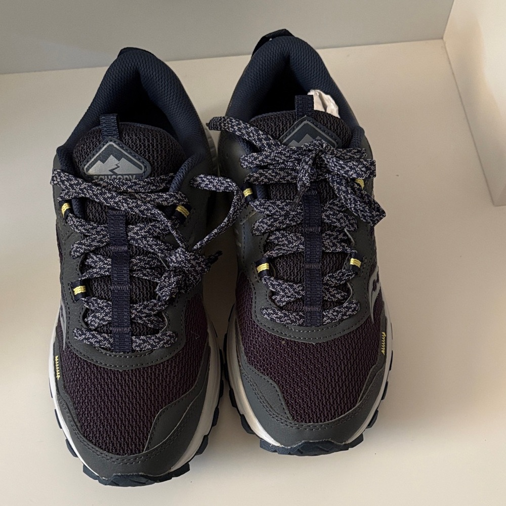 Saucony  women’s Trail Running Shoes in Navy and Dark Gray